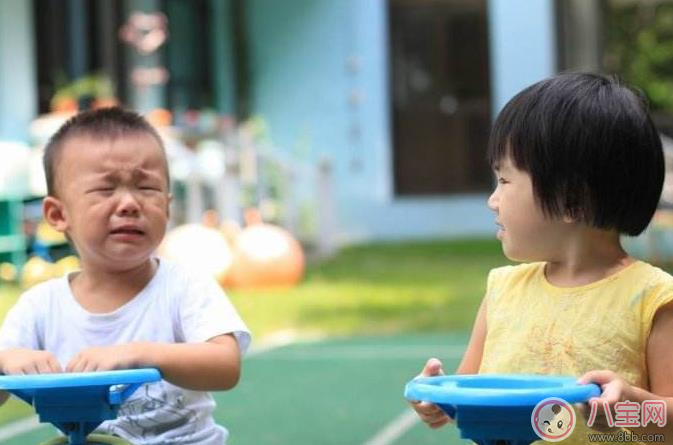 孩子在幼儿园总是哭怎么办     怎么对付孩子在幼儿园哭闹的行为