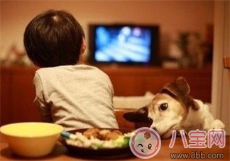宝宝边看电视边吃饭怎么办    怎么纠正边看电视边吃饭的习惯
