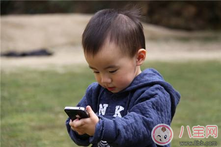 孩子喜欢玩手机怎么办   怎么让孩子正确使用手机