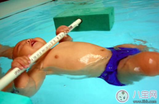 1岁宝宝练习游泳教程 1岁宝宝怎么学游泳