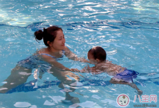 1岁宝宝练习游泳教程 1岁宝宝怎么学游泳
