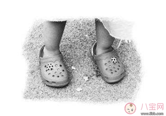 夏天宝宝穿洞洞鞋的危害，该穿什么样的凉鞋如何挑选