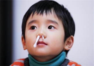 宝宝总是抠鼻子怎么纠正 抠鼻子有哪些危害