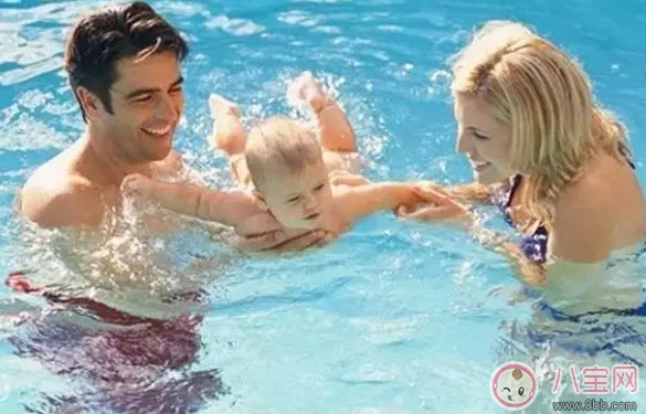 宝宝多大可以游泳 夏天宝宝游泳用什么游泳圈(游泳注意事项)