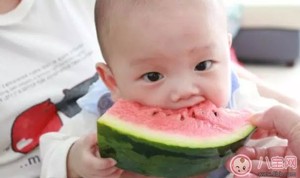 第一次宝宝吃西瓜要注意什么 夏天宝宝多大可以吃西瓜