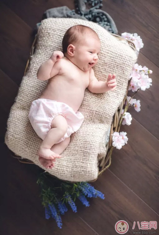 新生儿身体柔软 应该多抱抱还是要躺着呢