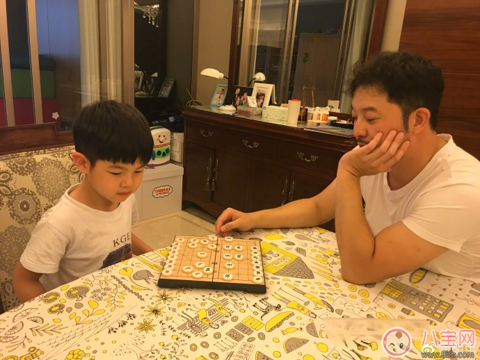 沙溢和安吉一起下象棋 怎么教孩子下象棋