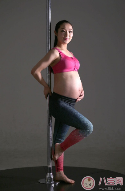 怀孕9个月的准妈妈举杠铃 双胞胎妈妈做深蹲装备顺产