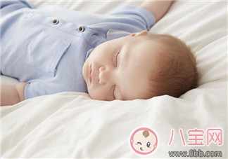 婴儿|宝宝睡在床上的位置 如何保证宝宝安全