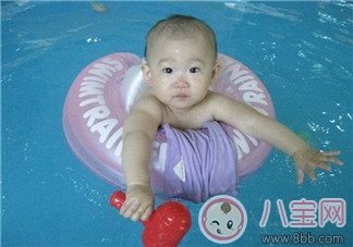 咘咘和Bo妞游泳 宝宝室内游泳的好处