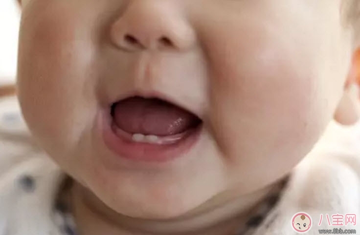 宝宝舌头白怎么回事 宝宝舌头白舌苔厚是什么原因(奶渍还是生病了)