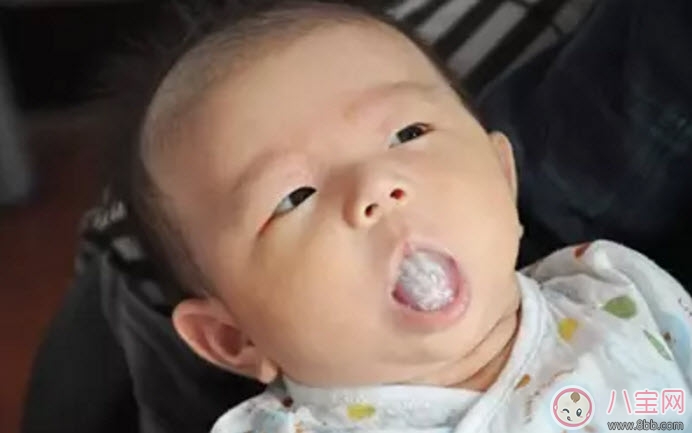 宝宝舌头白怎么回事 宝宝舌头白舌苔厚是什么原因(奶渍还是生病了)