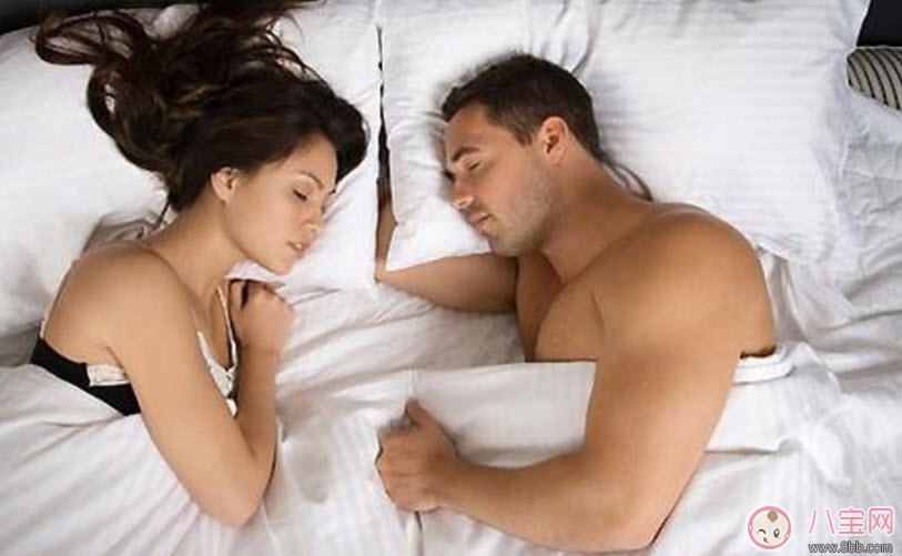 妻子怀孕后夫妻睡姿有什么讲究 六种怀孕后夫妻睡姿看感情程度