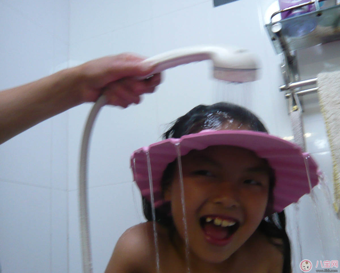 孩子怕洗头总是哭 解决这些难题让孩子接受洗头