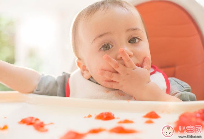 宝宝喜欢乱撕纸巾是怎么回事 宝宝乱拍桌子乱撕纸巾原来是在变聪明