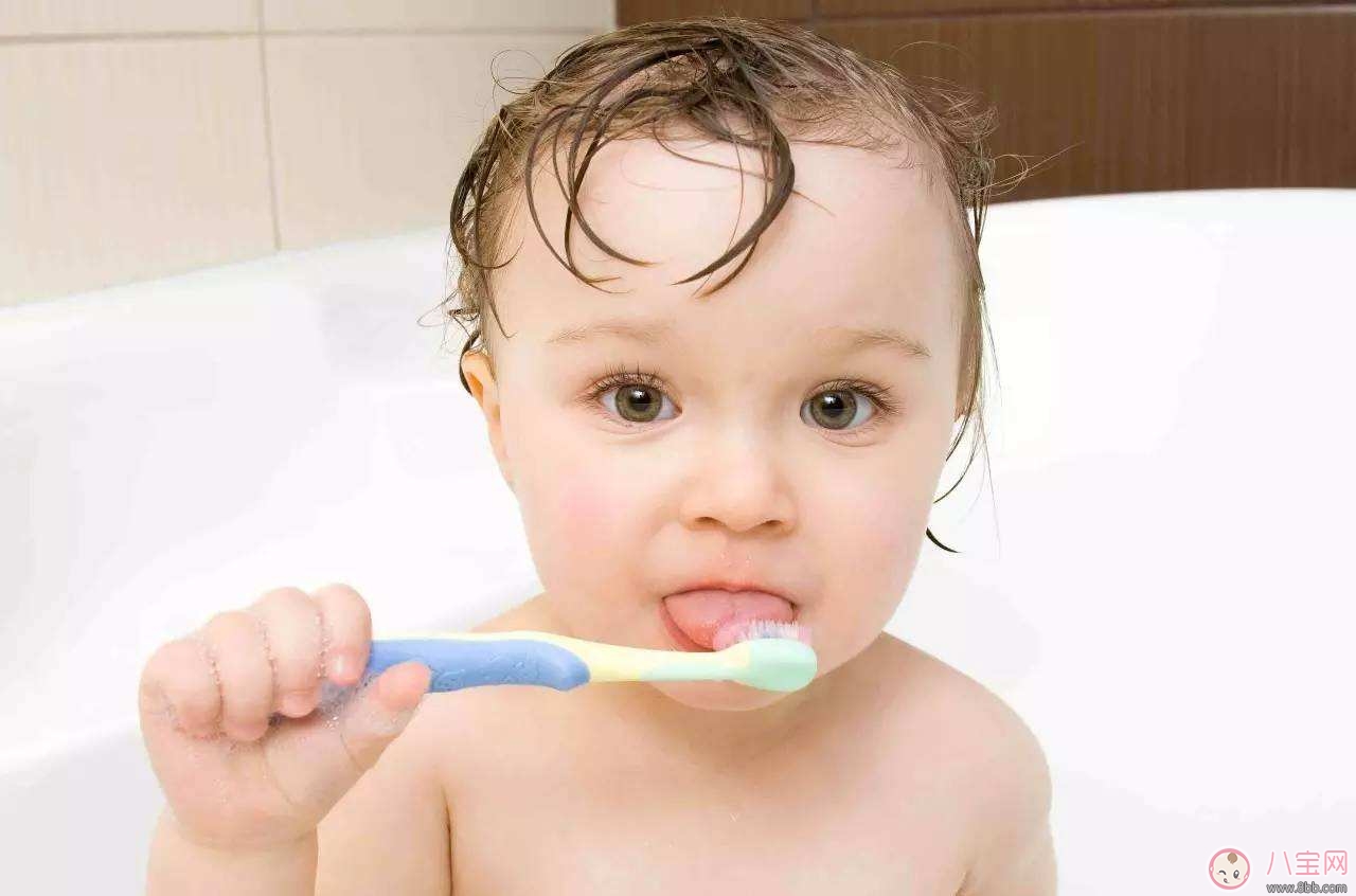 什么时候开始给宝宝用牙刷刷牙 90%家长都错了