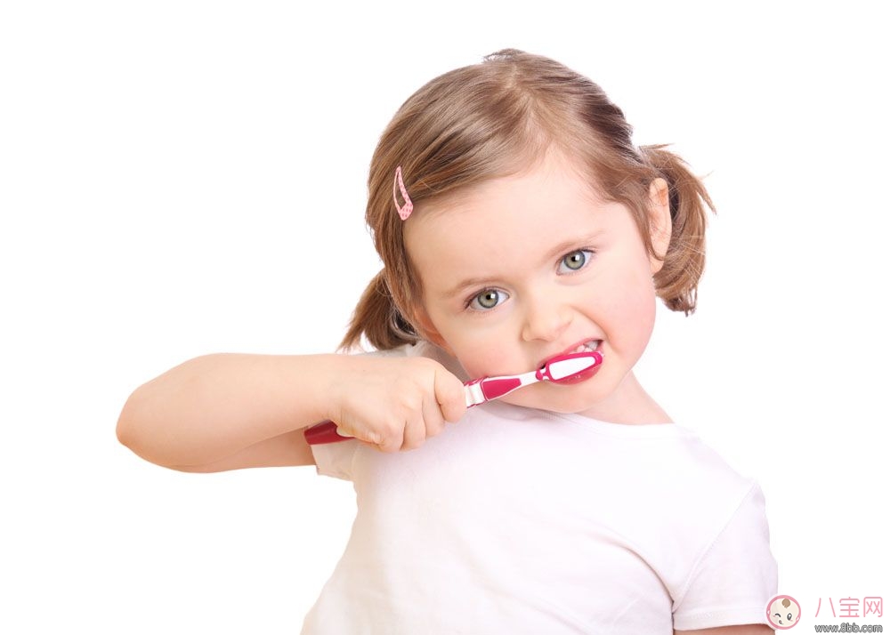 什么时候开始给宝宝用牙刷刷牙 90%家长都错了