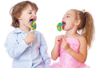 孩子爱吃糖怕得蛀牙拗不过他 怎么健康吃糖好
