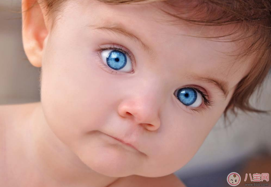 忽闪忽闪的的眼睛不停的眨 可能宝宝在向你暗示眼睛很难受