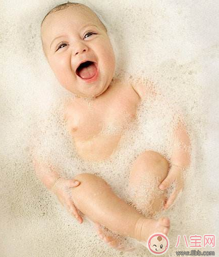 孩子到处爬爬爬身上脏 宝宝洗澡用沐浴露选择方法