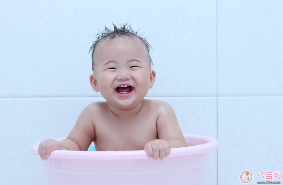 孩子到处爬爬爬身上脏 宝宝洗澡用沐浴露选择方法