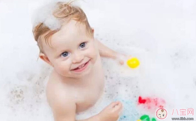 秋季新生儿宝宝需要每天洗澡吗 宝宝每天洗澡的坏处有哪些