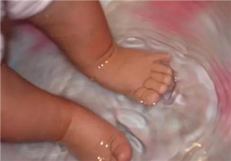 秋天宝宝热水泡脚好吗 宝宝热水泡脚会变成扁平足