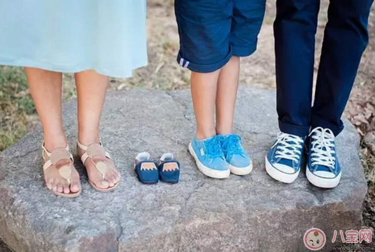 陈浩民带全家开趴孩子穿巨型拖鞋 如何给宝宝选鞋子
