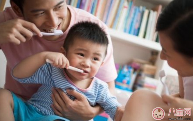 给宝宝刷牙的正确姿势有哪几种 宝宝躺式抱坐式对坐式刷牙怎么刷