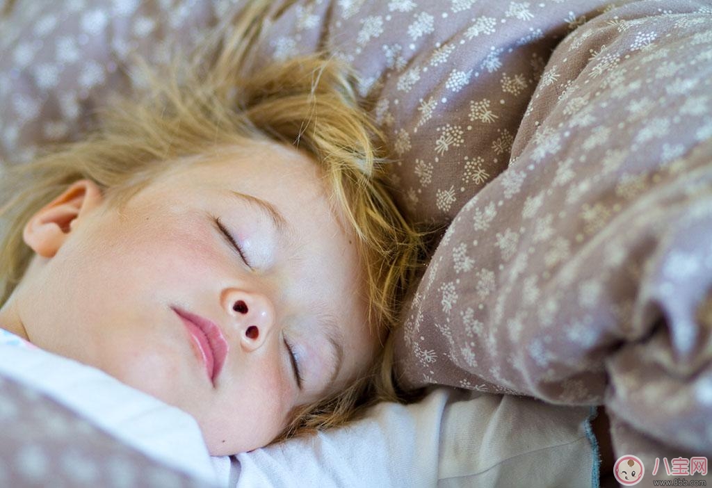 如何让宝宝换床睡 怎么选择合适的宝宝枕头