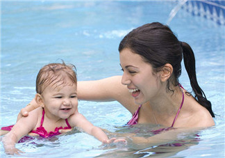 婴儿项圈到底能不能用 宝宝游泳池如何选择