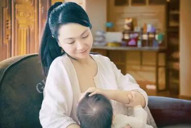 为什么要给宝宝坚持母乳喂养 母乳喂养对宝的优势有哪些