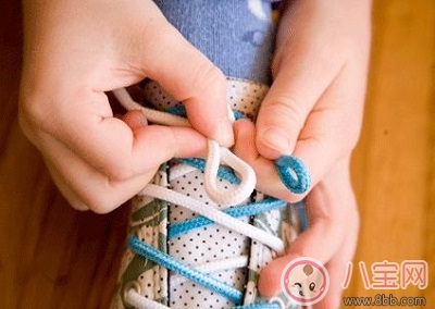 孩子不会系鞋带怎么教 几岁孩子应该要会系鞋带了