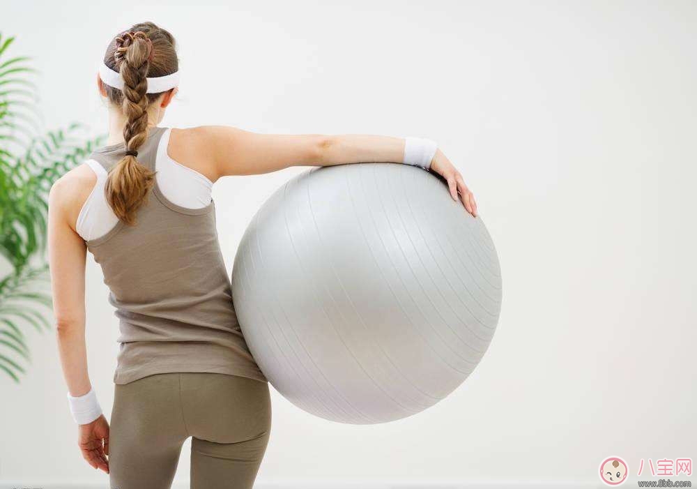 产后减肥如何正确使用健身球 健身球怎么运动塑形效果好