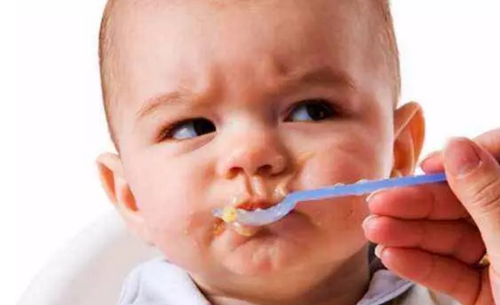 给宝宝添加辅食的作用有哪些 这些辅食添加过程中的常犯错误要注意