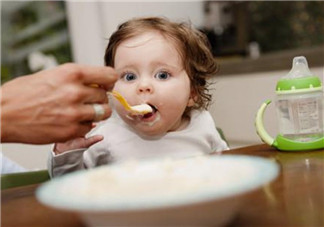 宝宝积食了辅食吃什么好 给宝宝辅食怎么加才能预防积食的问题