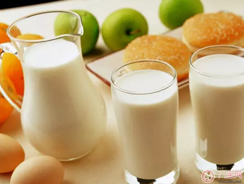 给孩子喝牛奶还是冲泡的奶粉好 牛奶和奶粉哪个营养价值更高