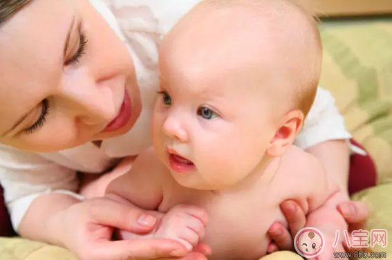 四个月宝宝脖子摇晃不稳固是什么原因 四个月宝宝摇脖子怎么办