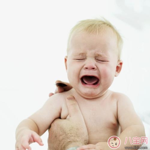宝宝半夜哭闹是肚子绞痛吗 如何处理婴儿绞痛问题