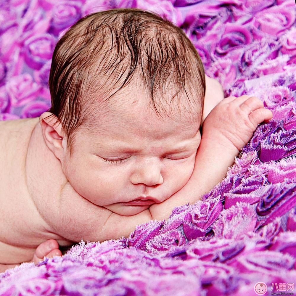 婴儿睡觉叹气怎么办 什么是宝宝的自然睡眠周期