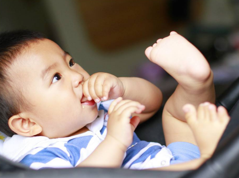 宝宝情绪不好的时候用安抚奶嘴真的好吗 什么东西最适合安抚孩子