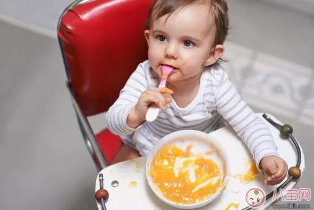 宝宝快一岁了怎么还不会用勺吃饭 什么时候宝宝最适合用勺子