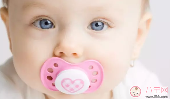 新生儿安抚奶嘴用到什么时候 婴儿安抚奶嘴的利弊有哪些