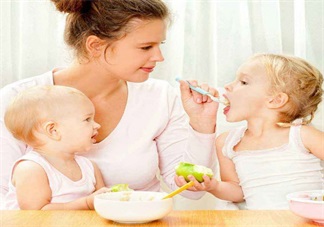 只给宝宝吃母乳不吃辅食好不好 什么时候给宝宝添加添加辅食比较好