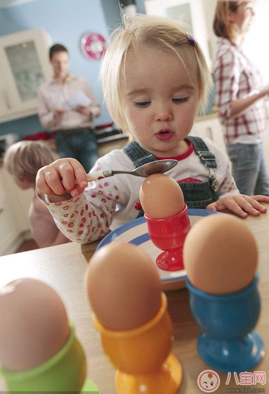 育儿|1 岁以内宝宝可以吃蛋白吗 宝宝可以吃开水冲蛋和溏心蛋吗