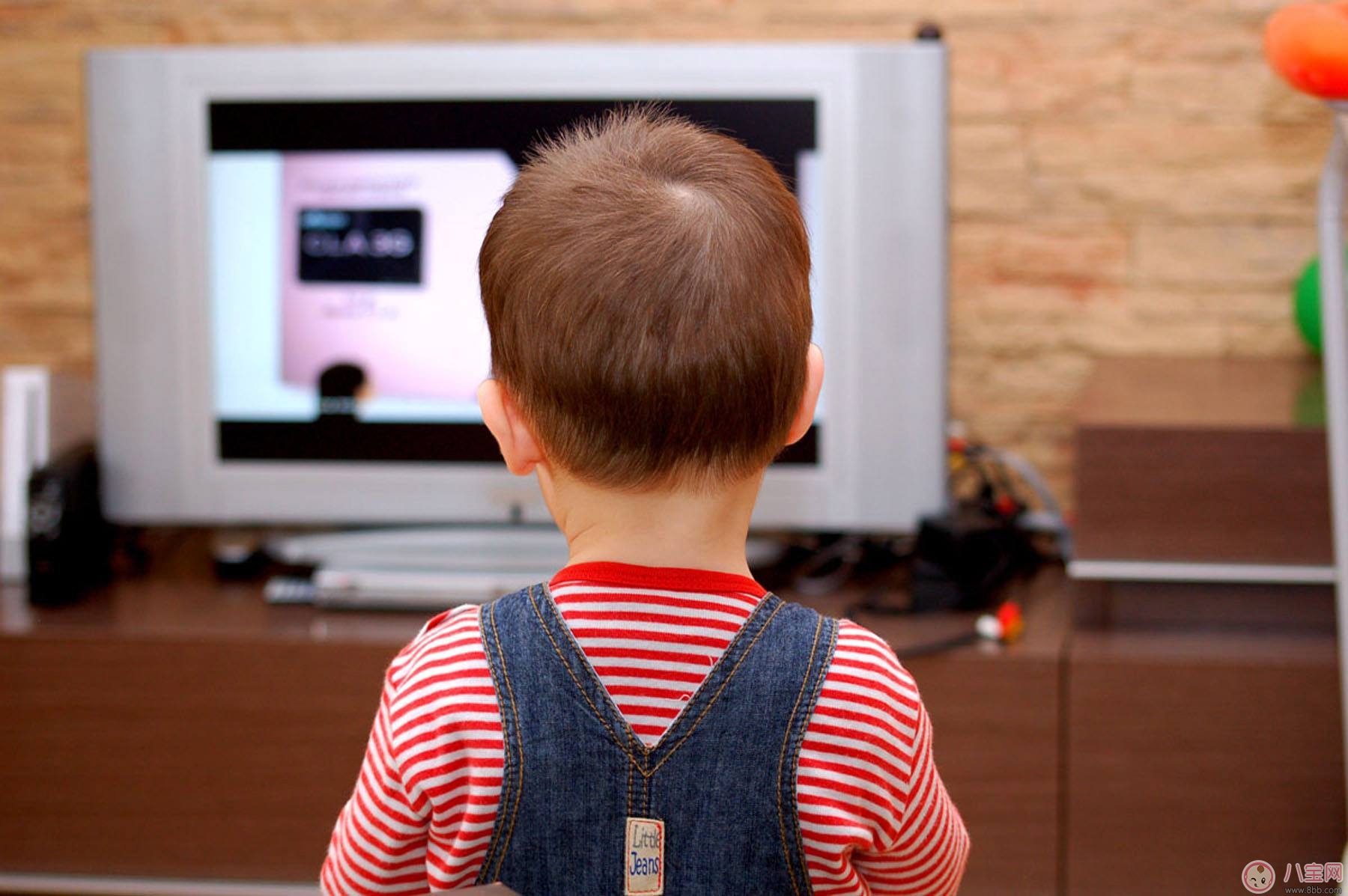 观看电视对幼儿的影响 如何避免孩子观看不良广告