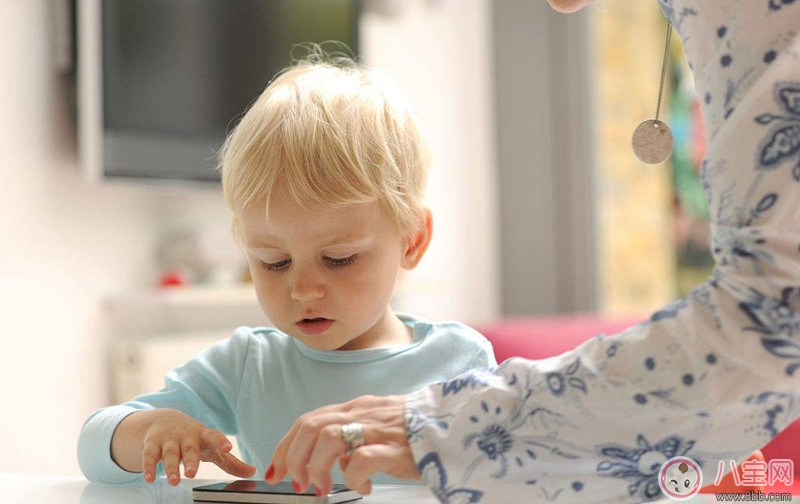 手机对幼儿的伤害有哪些 家长应该如何让孩子正确的用手机
