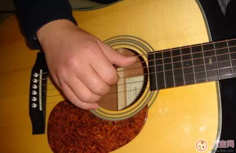 为什么孩子弹吉他会弹成腱鞘炎 孩子学吉他腱鞘炎怎么办