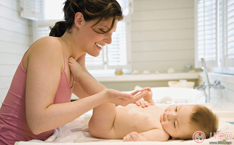 帮新生儿洗澡应准备哪些 新生儿卫生护理应该怎么做