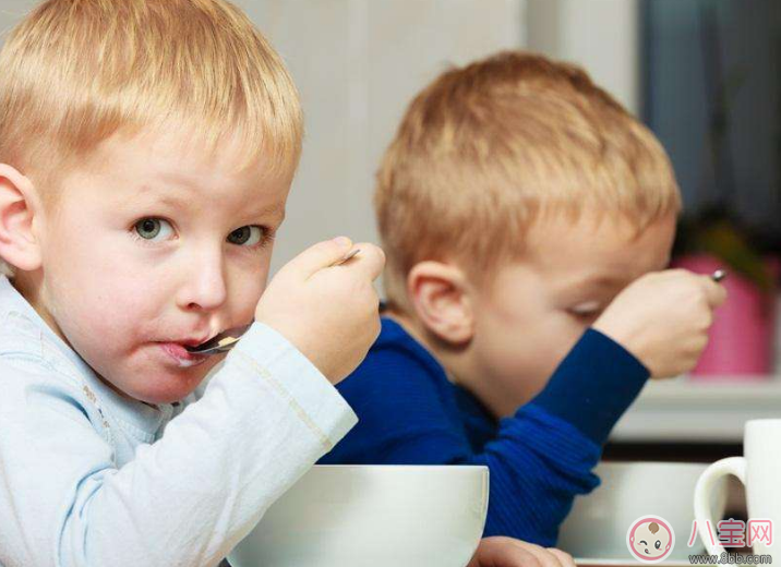 孩子吃饭一直要喂怎么办 如何培养孩子独立吃饭的习惯